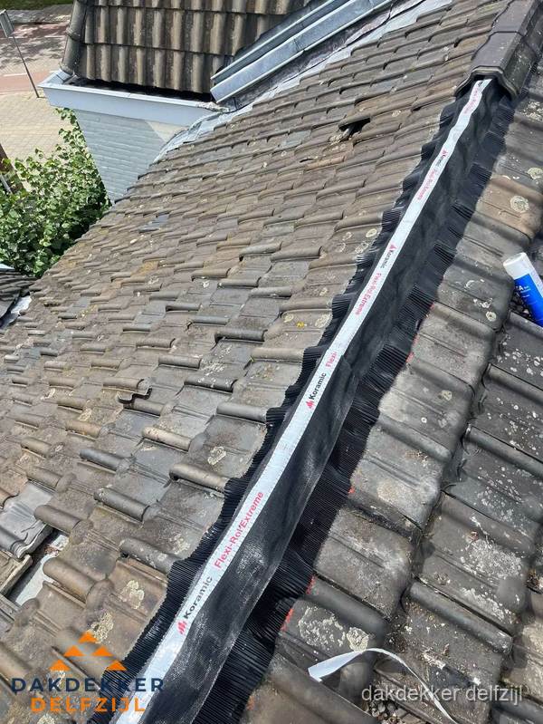 Nokvorst renovatie met Koramic nokrol op schuin pannendak in Delfzijl Nokvorst renovatie met Koramic nokrol op schuin pannendak in Delfzijl