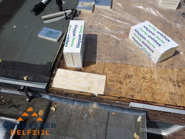Plat dak isolatie met Kingspan isolatieplaten tijdens renovatie in Delfzijl Plat dak isolatie met Kingspan isolatieplaten tijdens renovatie in Delfzijl