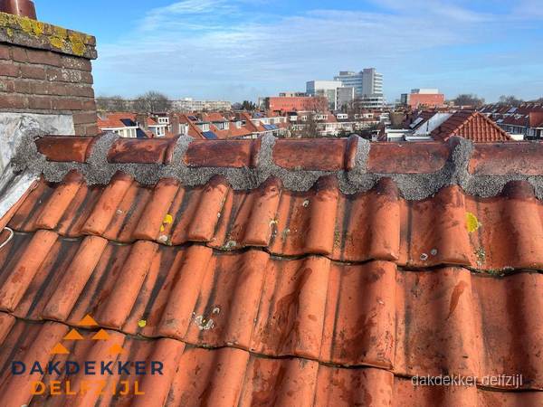 Pannendak met nokvorst en schoorsteen, dakrenovatie in Delfzijl Pannendak met nokvorst en schoorsteen, dakrenovatie in Delfzijl