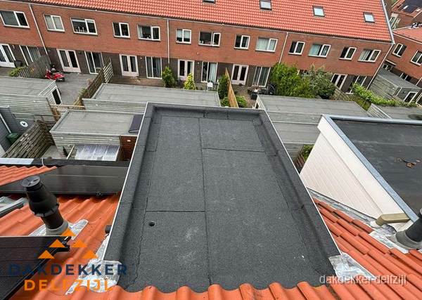 Plat dak met bitumen bedekking naast dakkapel in Delfzijl Plat dak met bitumen bedekking naast dakkapel in Delfzijl
