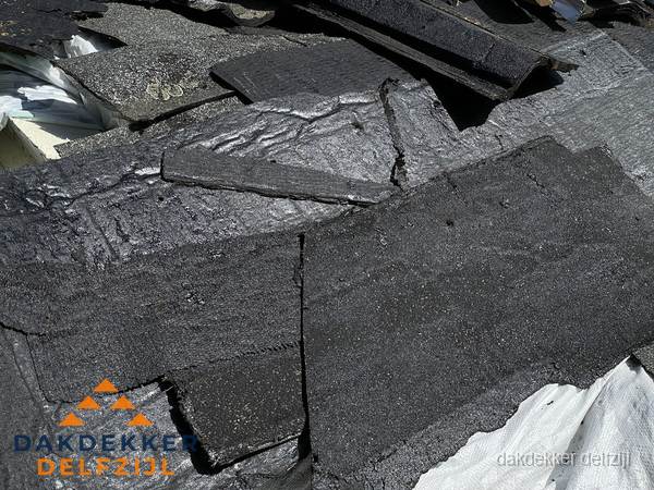 Verwijderd oud bitumen dakleer klaar voor vervanging in Delfzijl Verwijderd oud bitumen dakleer klaar voor vervanging in Delfzijl