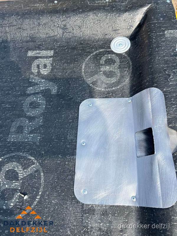 Dakdoorvoer met metalen afvoerplaat op bitumen dak in Delfzijl Dakdoorvoer met metalen afvoerplaat op bitumen dak in Delfzijl